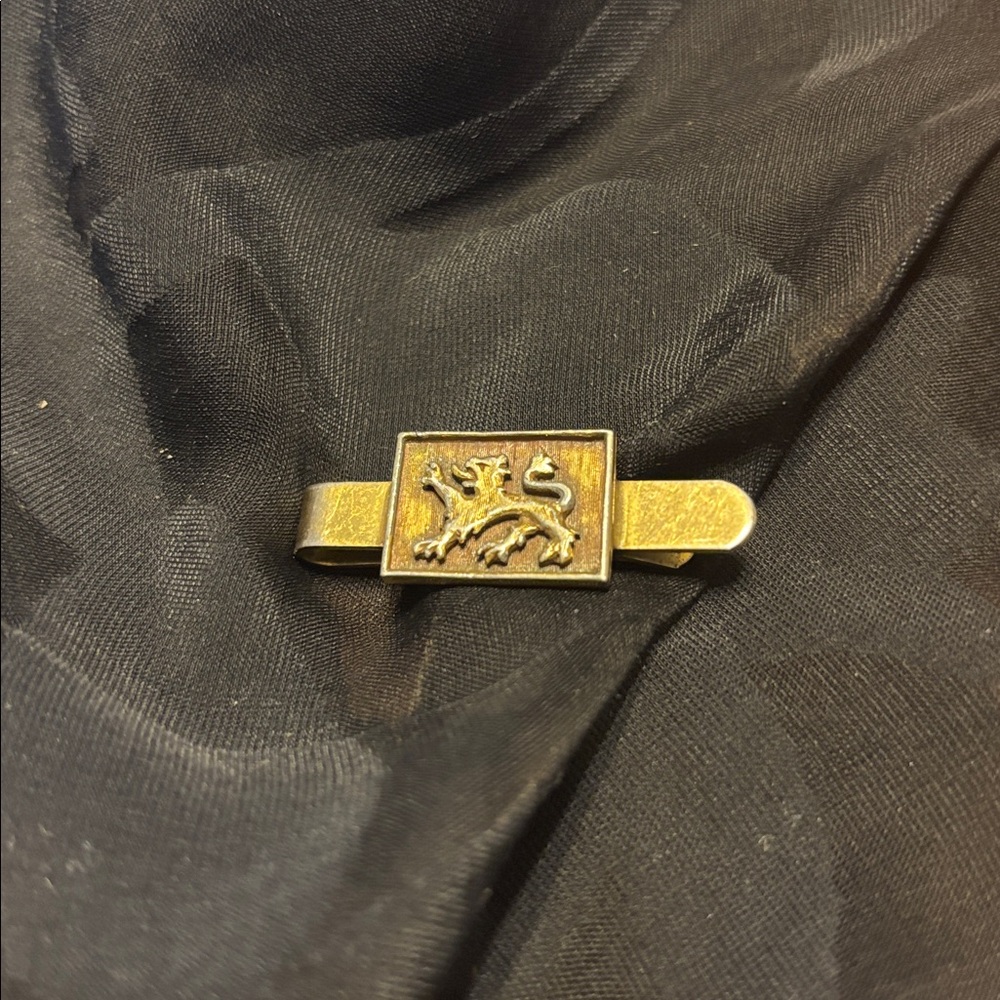 Vintage ZENTALL gold tone mystical lion design 1 1/2” tie bar